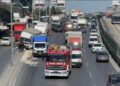 Beylikdüzü'nde kamyonet aydınlatma direğine çarptı; trafik durma noktasına geldi