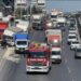 Beylikdüzü'nde kamyonet aydınlatma direğine çarptı; trafik durma noktasına geldi