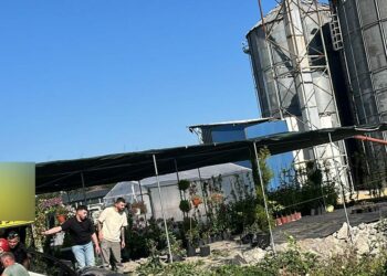 Otomobil su kanalına devrildi; anne ile kızı öldü