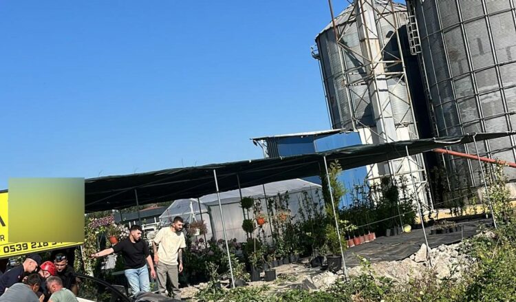 Otomobil su kanalına devrildi; anne ile kızı öldü