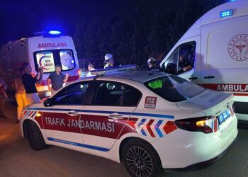 Düğün salonu önünde araçta sıkışan yaralılar kurtarılmaya çalışırken eğlence devam etti