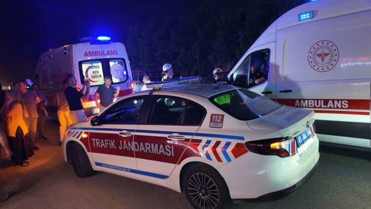 Düğün salonu önünde araçta sıkışan yaralılar kurtarılmaya çalışırken eğlence devam etti