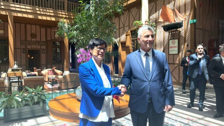 Bakan Bolat: Türkiye-AB arasında artan ilişkiler vizesiz hayatı gerekli kılmakta