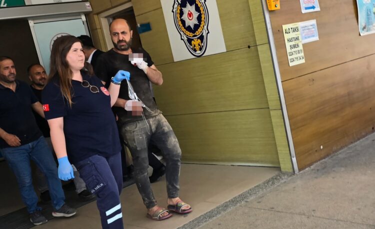 Elini testereye kaptıran işçinin parmağı koptu