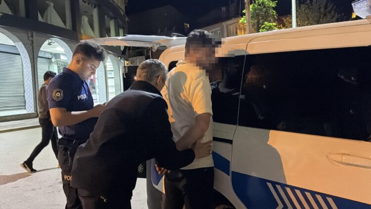DMD’li Metehan için kurulan stanttaki bağış kutusundan para çalarken yakalandı