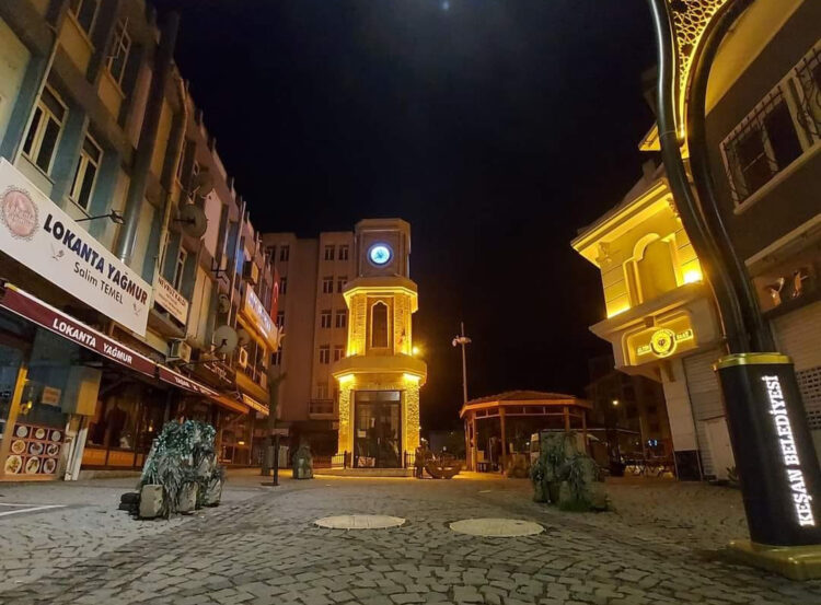 Çarşıda havaya ateş açan 2 şüpheli gözaltına alındı