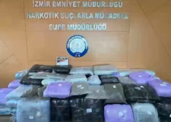 İzmir'de 371 kilogram uyuşturucu ele geçirildi
