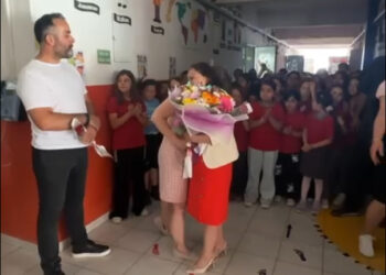 Alkışlarla uğurlanan 41 yıllık öğretmen gözyaşlarını tutamadı