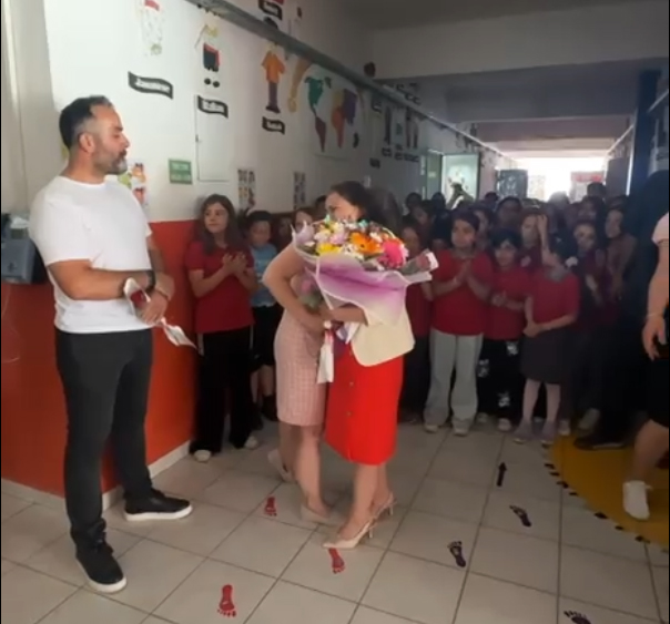 Alkışlarla uğurlanan 41 yıllık öğretmen gözyaşlarını tutamadı