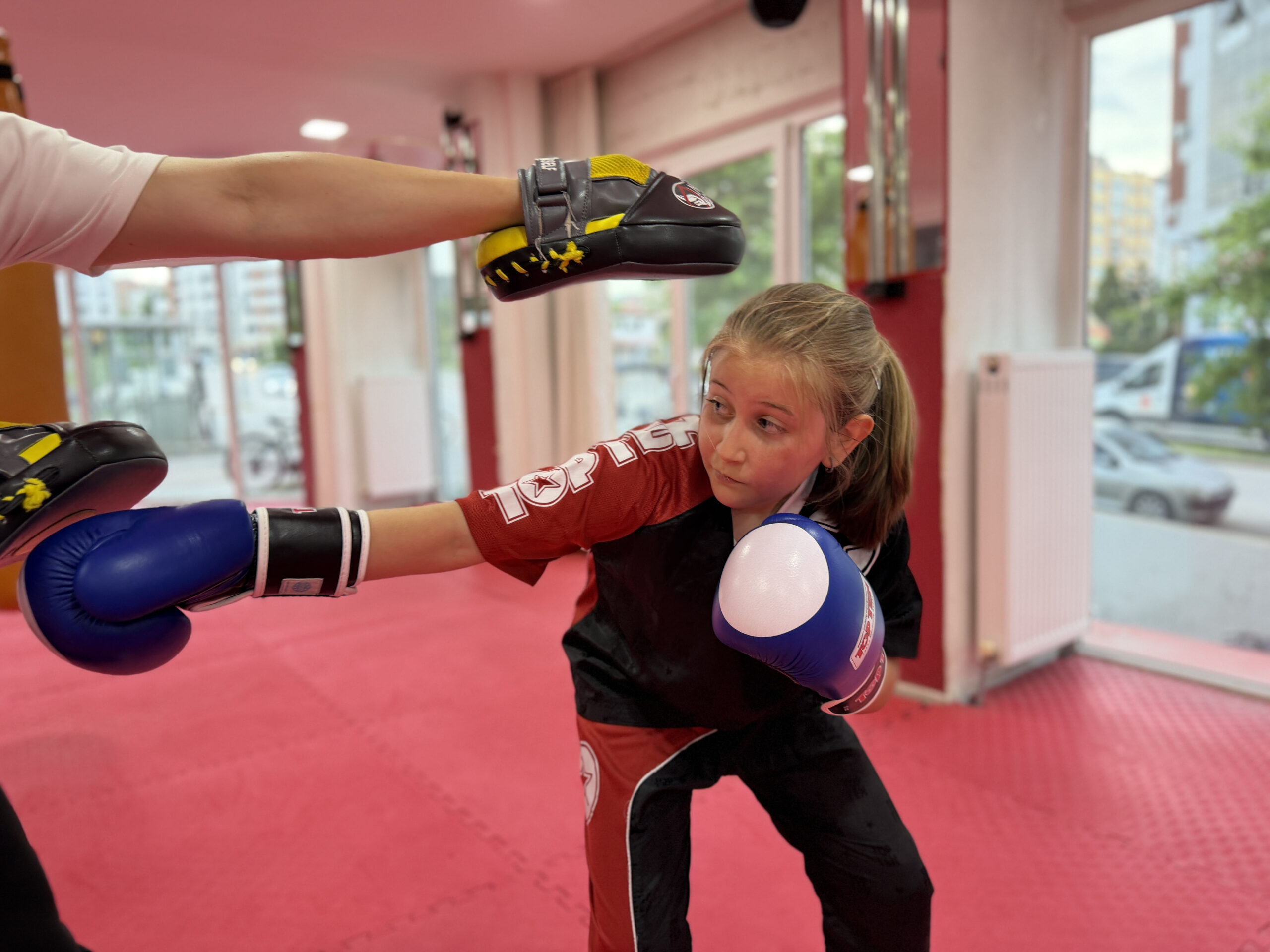 9 yaşındaki Asel, 5 yıl önce başladığı kick boksta dünya şampiyonu oldu