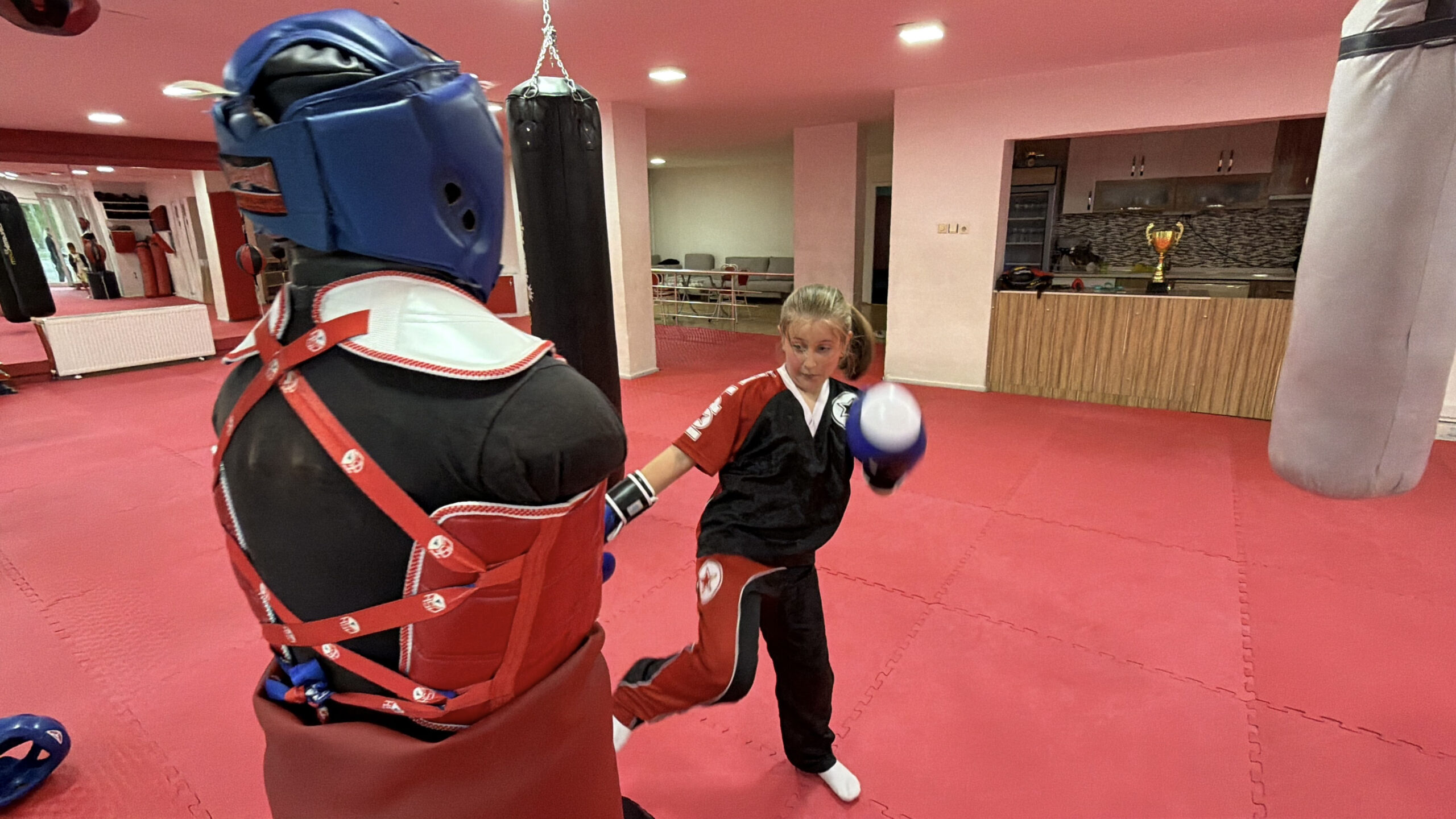 9 yaşındaki Asel, 5 yıl önce başladığı kick boksta dünya şampiyonu oldu
