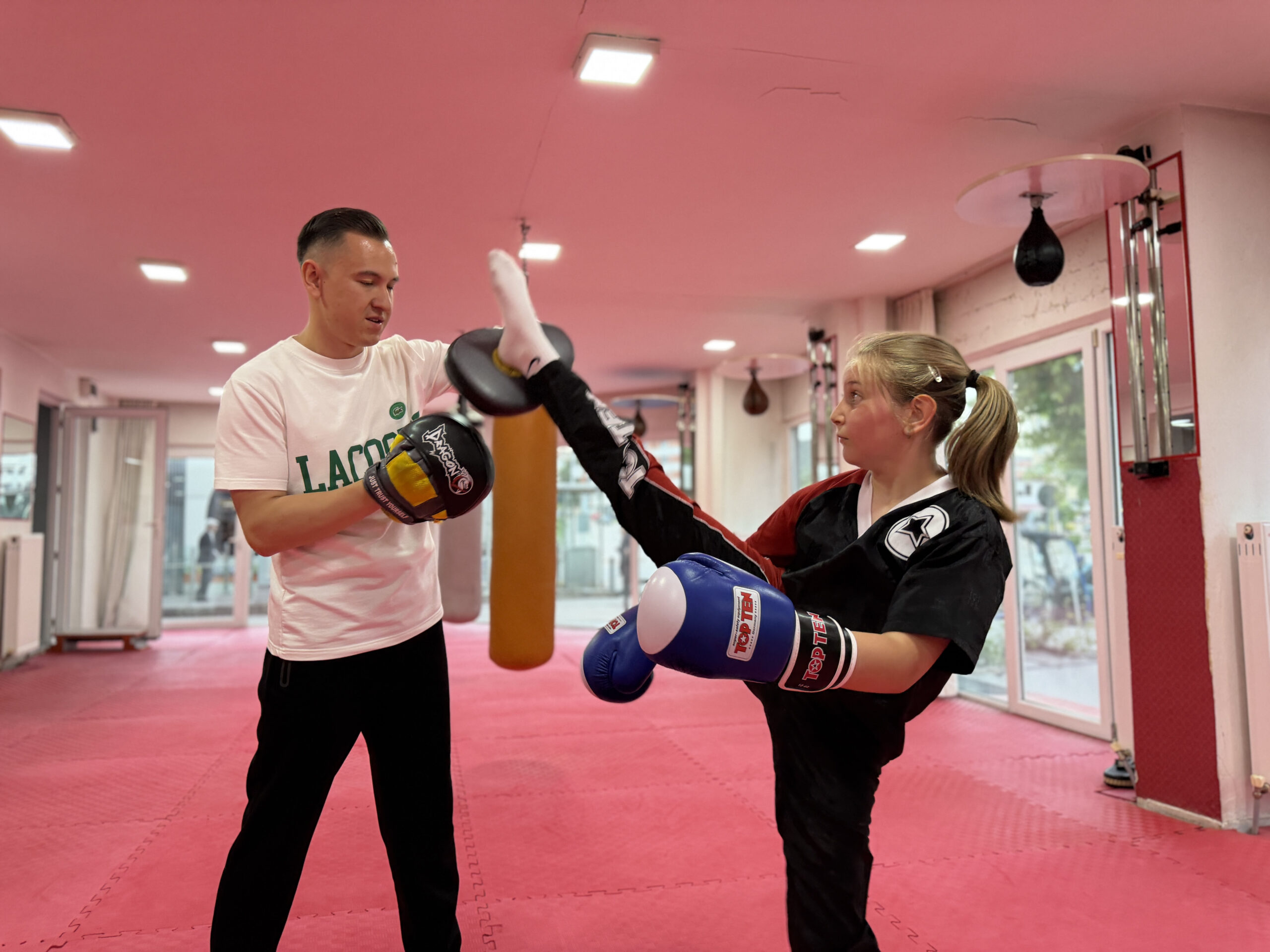 9 yaşındaki Asel, 5 yıl önce başladığı kick boksta dünya şampiyonu oldu