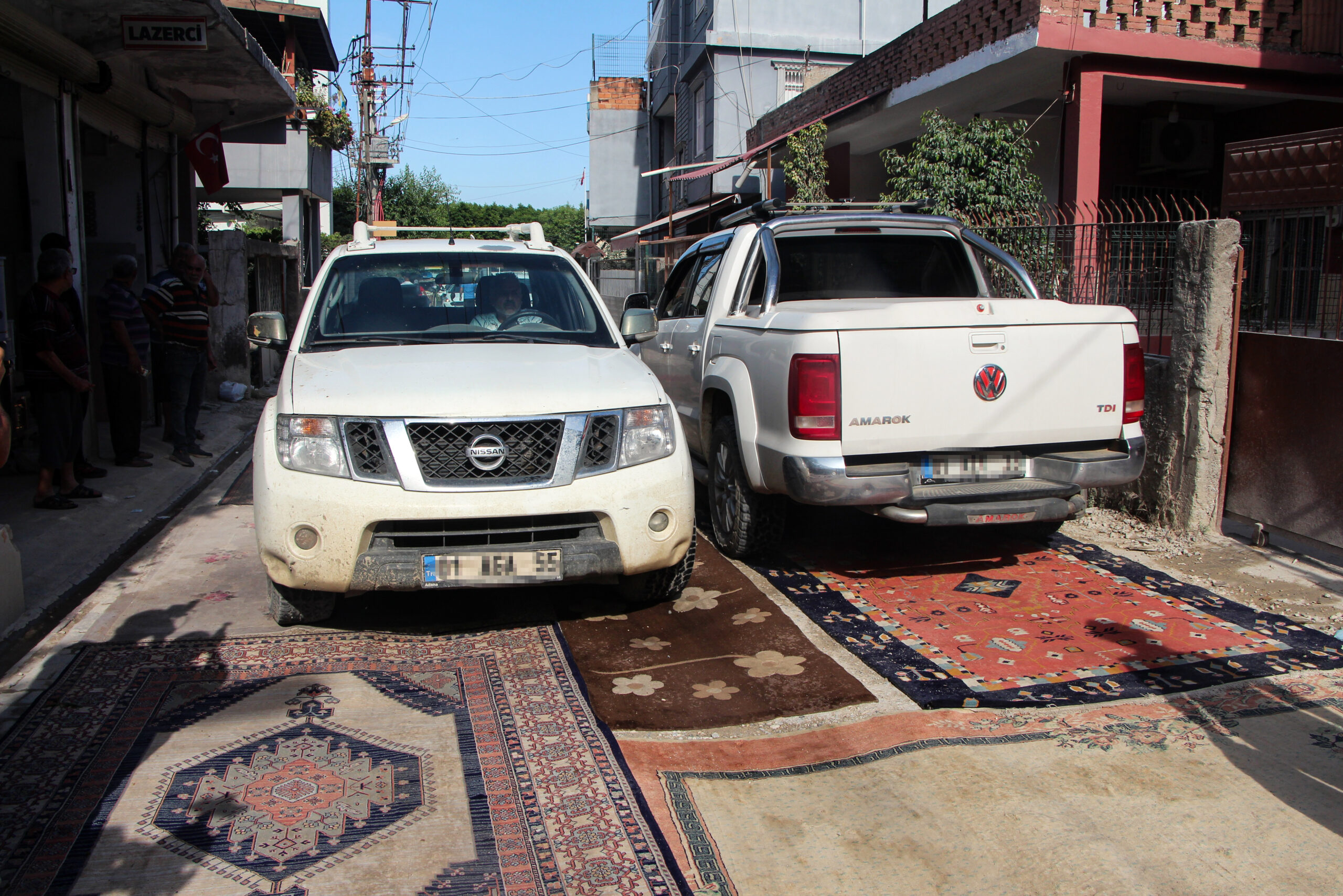 Adana'da 8 aydır asfaltlanmayan yola halı serip çözüm istediler