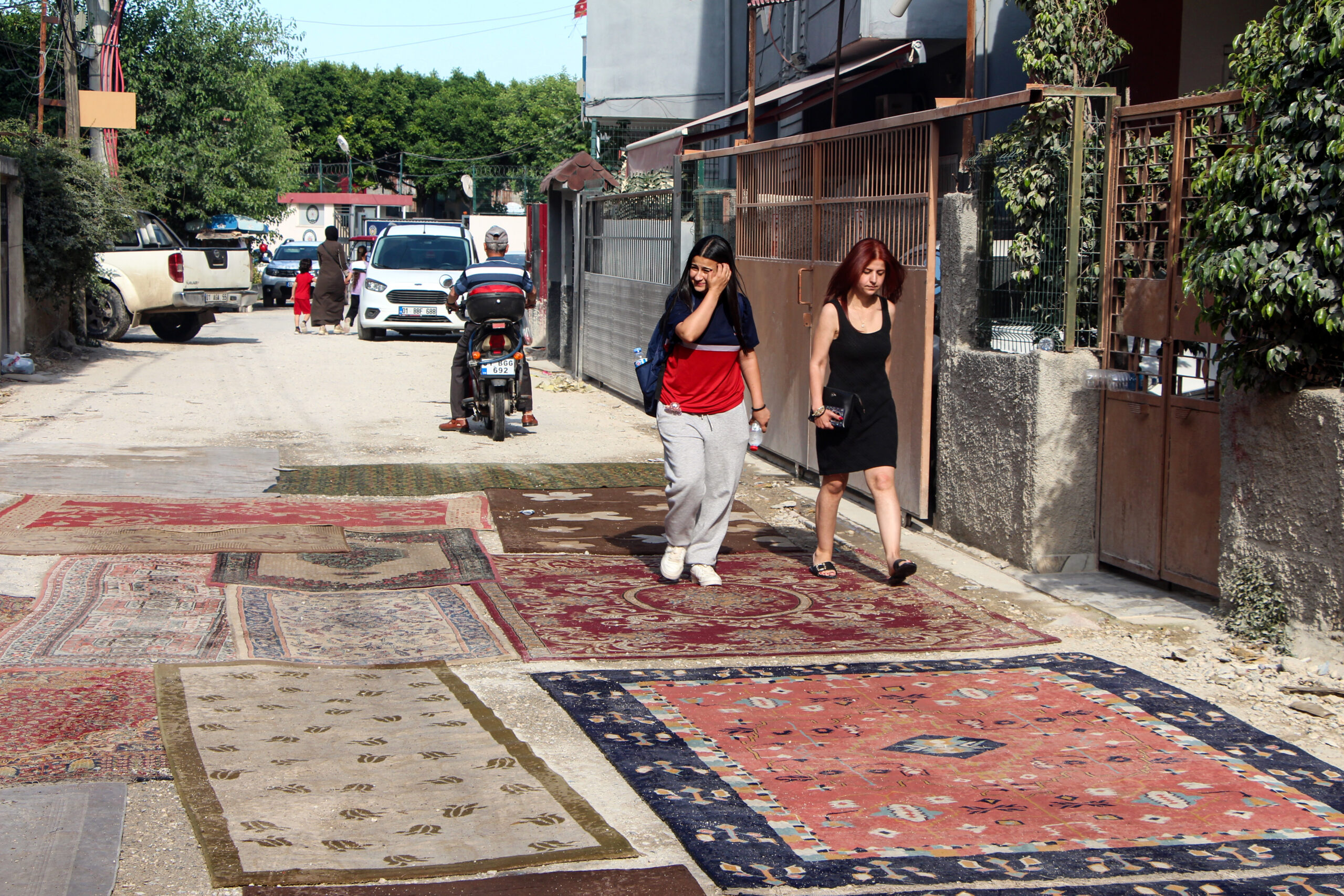Adana'da 8 aydır asfaltlanmayan yola halı serip çözüm istediler