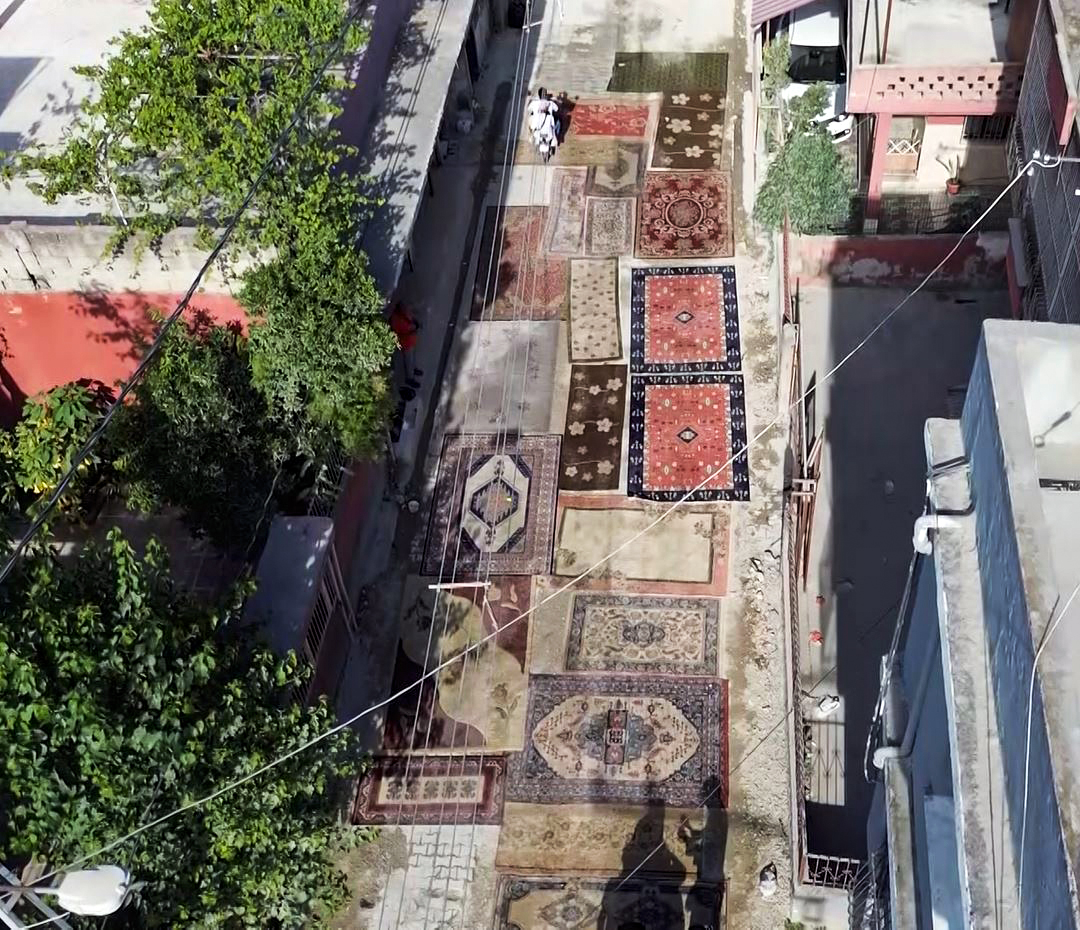 Adana'da 8 aydır asfaltlanmayan yola halı serip çözüm istediler