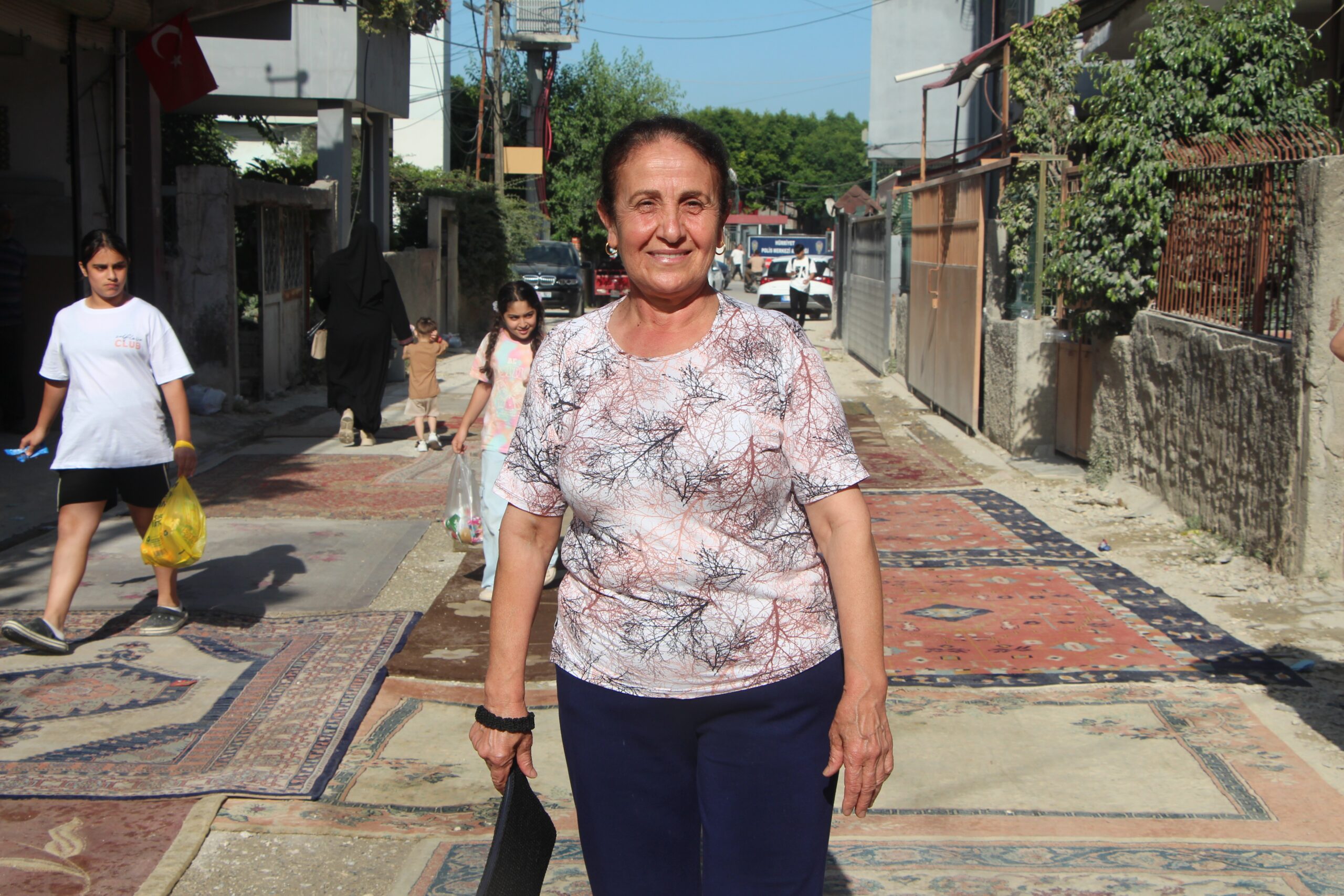Adana'da 8 aydır asfaltlanmayan yola halı serip çözüm istediler