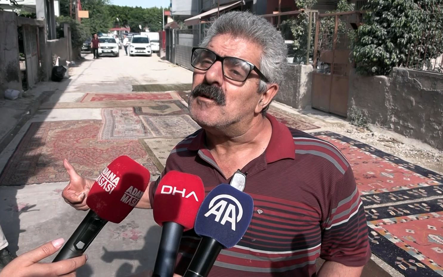 Adana'da 8 aydır asfaltlanmayan yola halı serip çözüm istediler