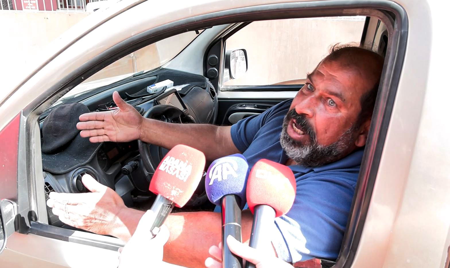 Adana'da 8 aydır asfaltlanmayan yola halı serip çözüm istediler