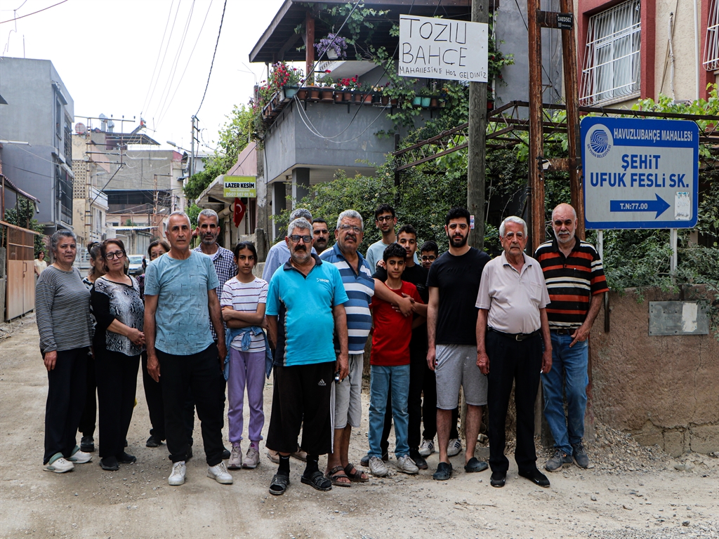 Adana'da 8 aydır asfaltlanmayan yola halı serip çözüm istediler