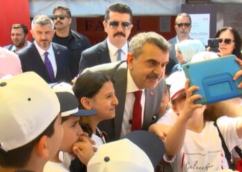 Bakan Tekin Rami Kütüphanesi'nde açılan 'Geleceğin Yazarları' fuarında öğrencilerle biraraya geldi