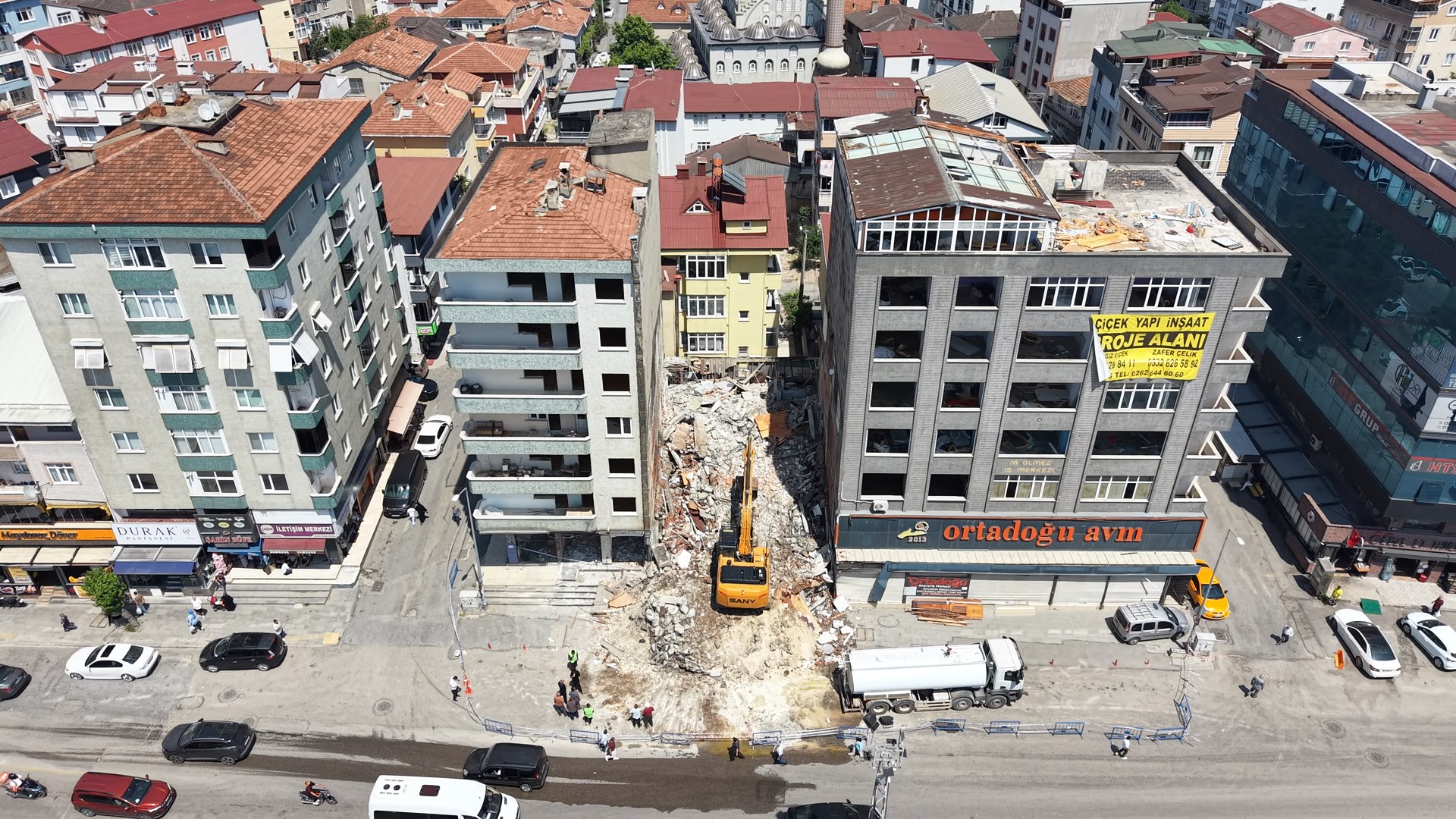 4 kişinin öldüğü çöken binanın çevresindeki yapıların yıkımına başlandı