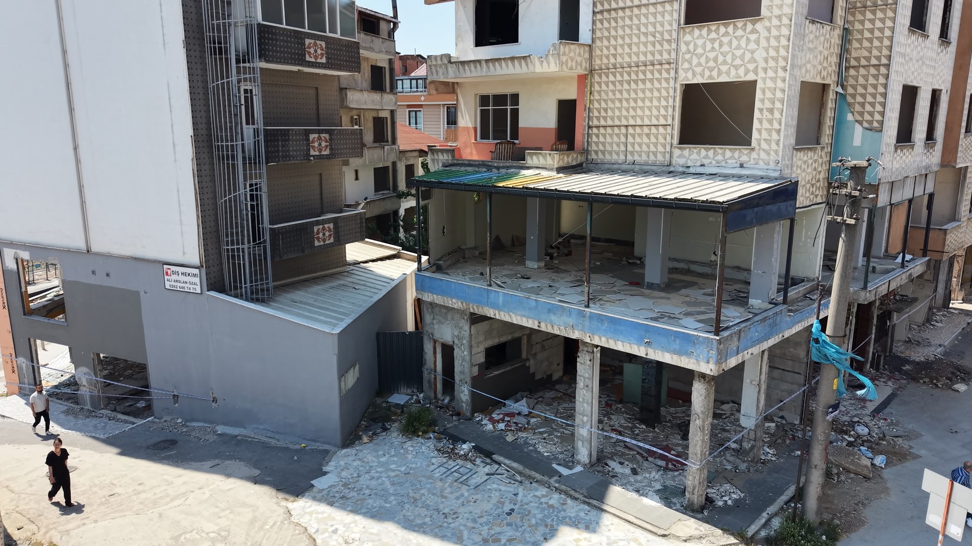 4 kişinin öldüğü çöken binanın çevresindeki yapıların yıkımına başlandı