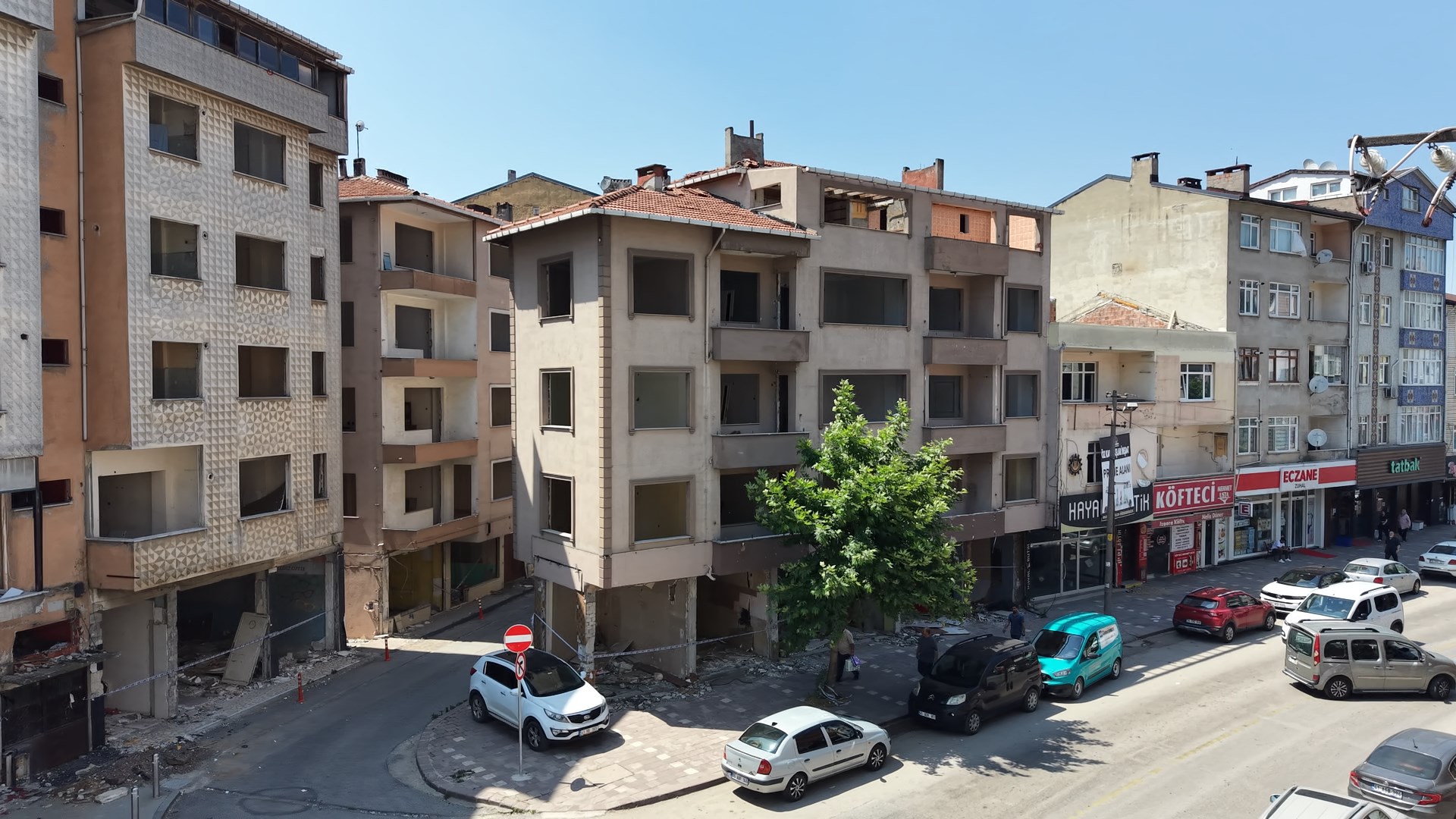 4 kişinin öldüğü çöken binanın çevresindeki yapıların yıkımına başlandı