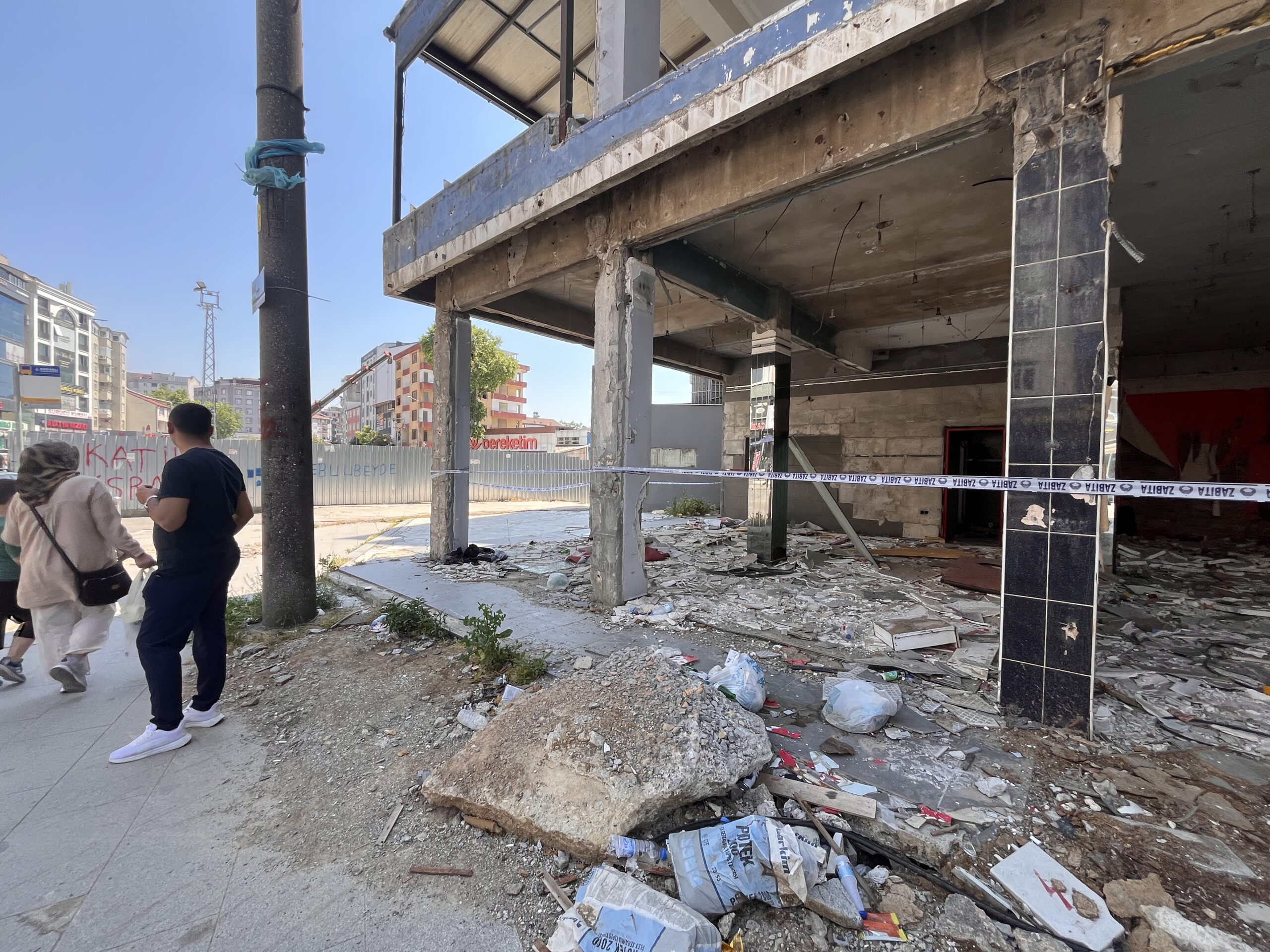4 kişinin öldüğü çöken binanın çevresindeki yapıların yıkımına başlandı