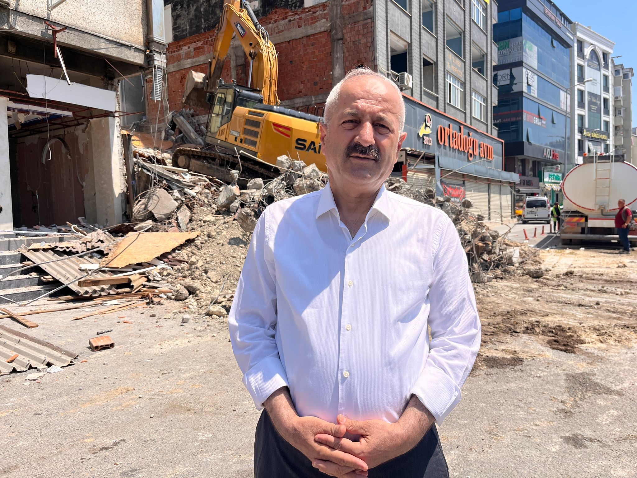 4 kişinin öldüğü çöken binanın çevresindeki yapıların yıkımına başlandı
