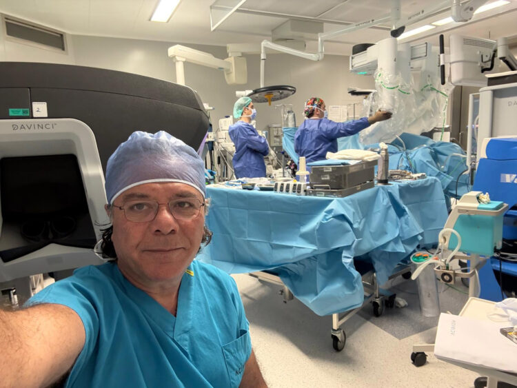 Türk doktor, dünyanın gözü önünde canlı ameliyat yapacak