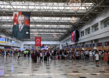 Bakan Uraloğlu: Yılın ilk 5 ayında 89 milyon yolcu hava yolu ile seyahat etti