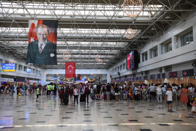Bakan Uraloğlu: Yılın ilk 5 ayında 89 milyon yolcu hava yolu ile seyahat etti