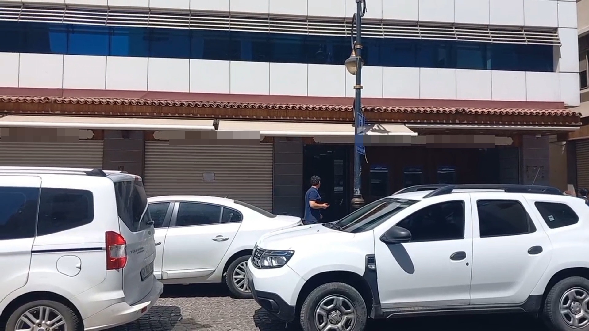 Diyarbakır'da banka şubesine silahlı saldırı