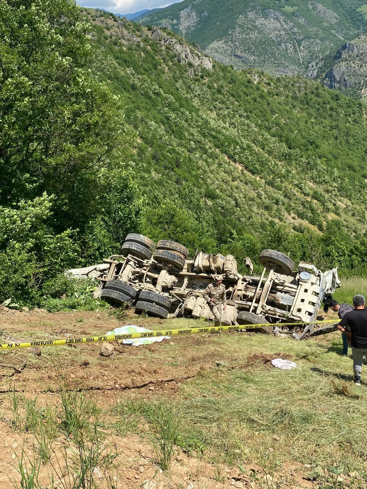 Beton mikseri şarampole yuvarlandı; 2 ölü, 1 yaralı