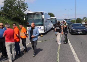 Arıza nedeniyle emniyet şeridinde duran otobüse çarpan motosikletin sürücüsü öldü