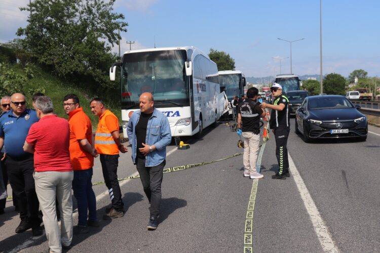 Arıza nedeniyle emniyet şeridinde duran otobüse çarpan motosikletin sürücüsü öldü