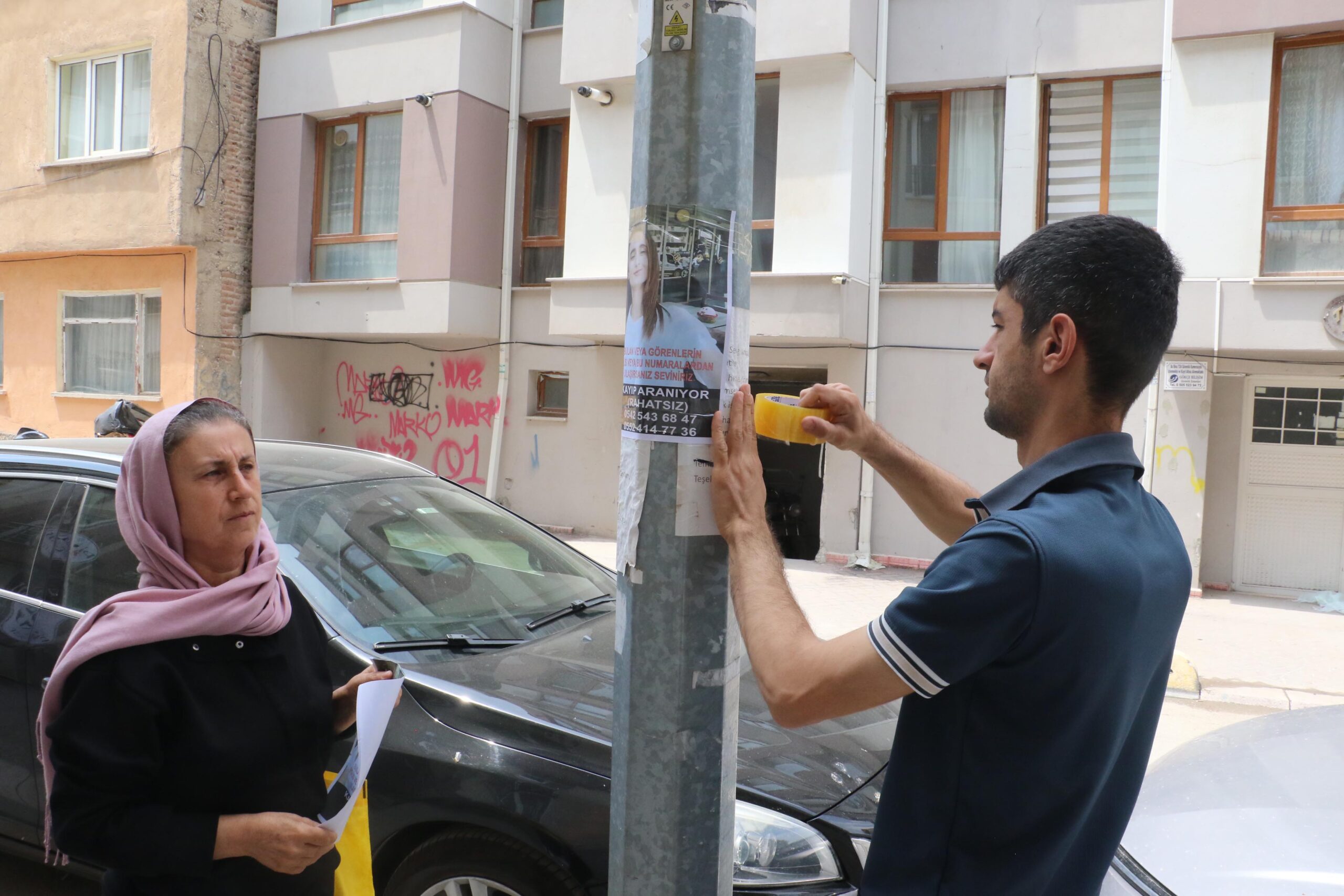 2 aydır haber alamadığı kızını sokak sokak arıyor