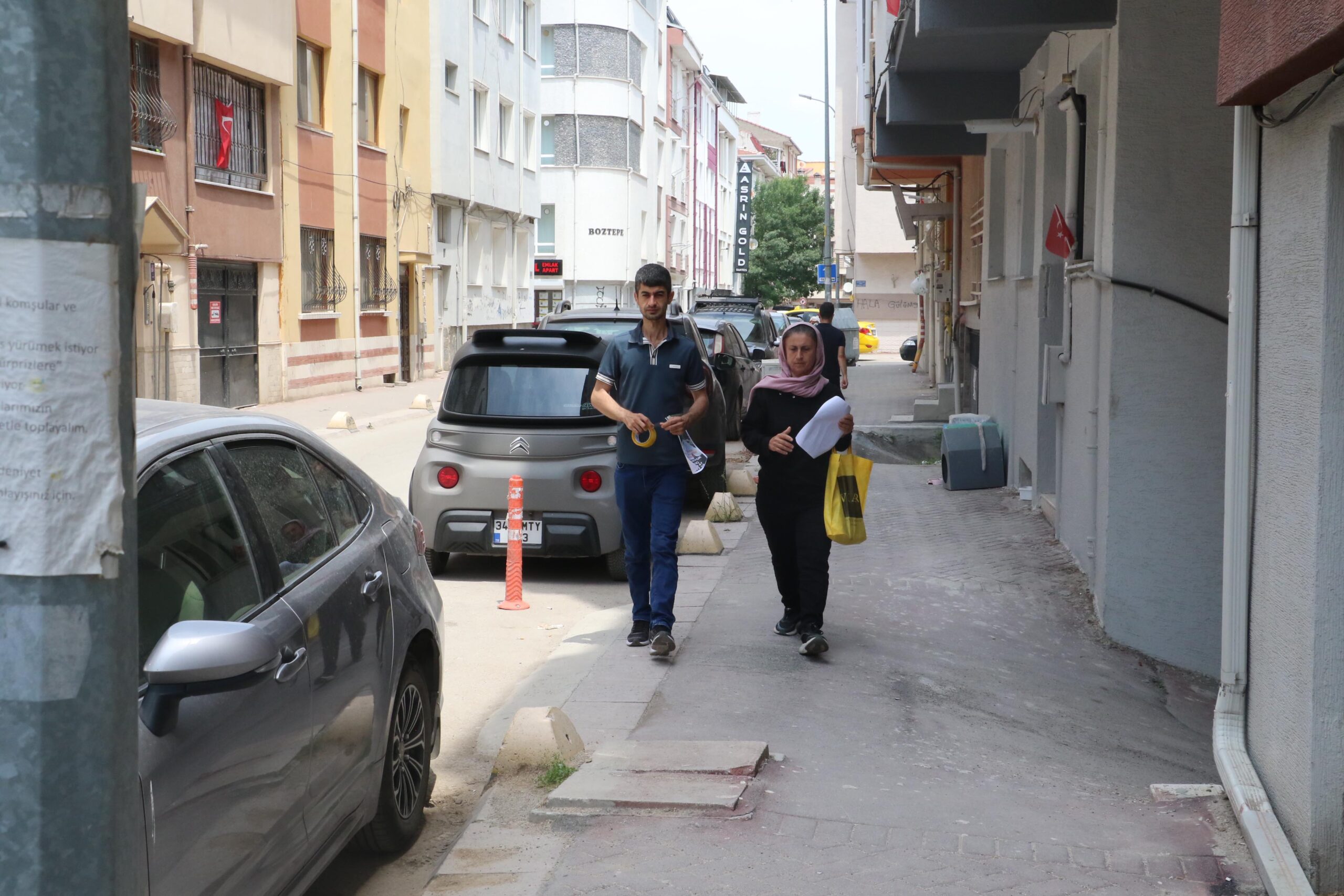 2 aydır haber alamadığı kızını sokak sokak arıyor