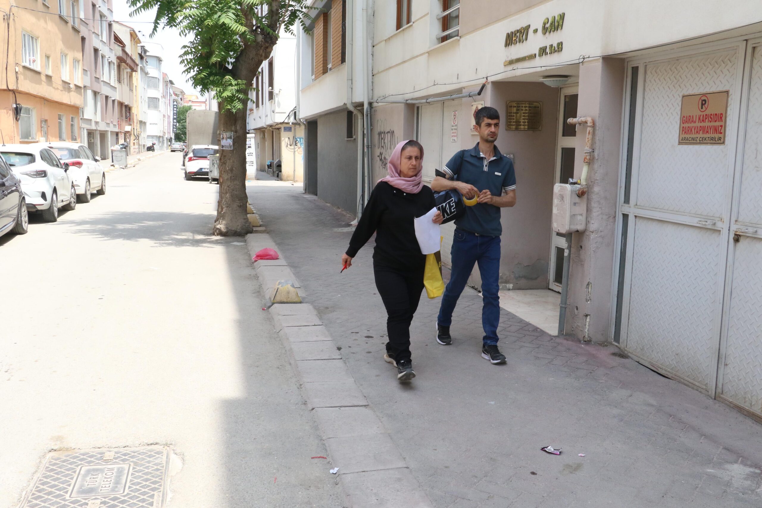 2 aydır haber alamadığı kızını sokak sokak arıyor