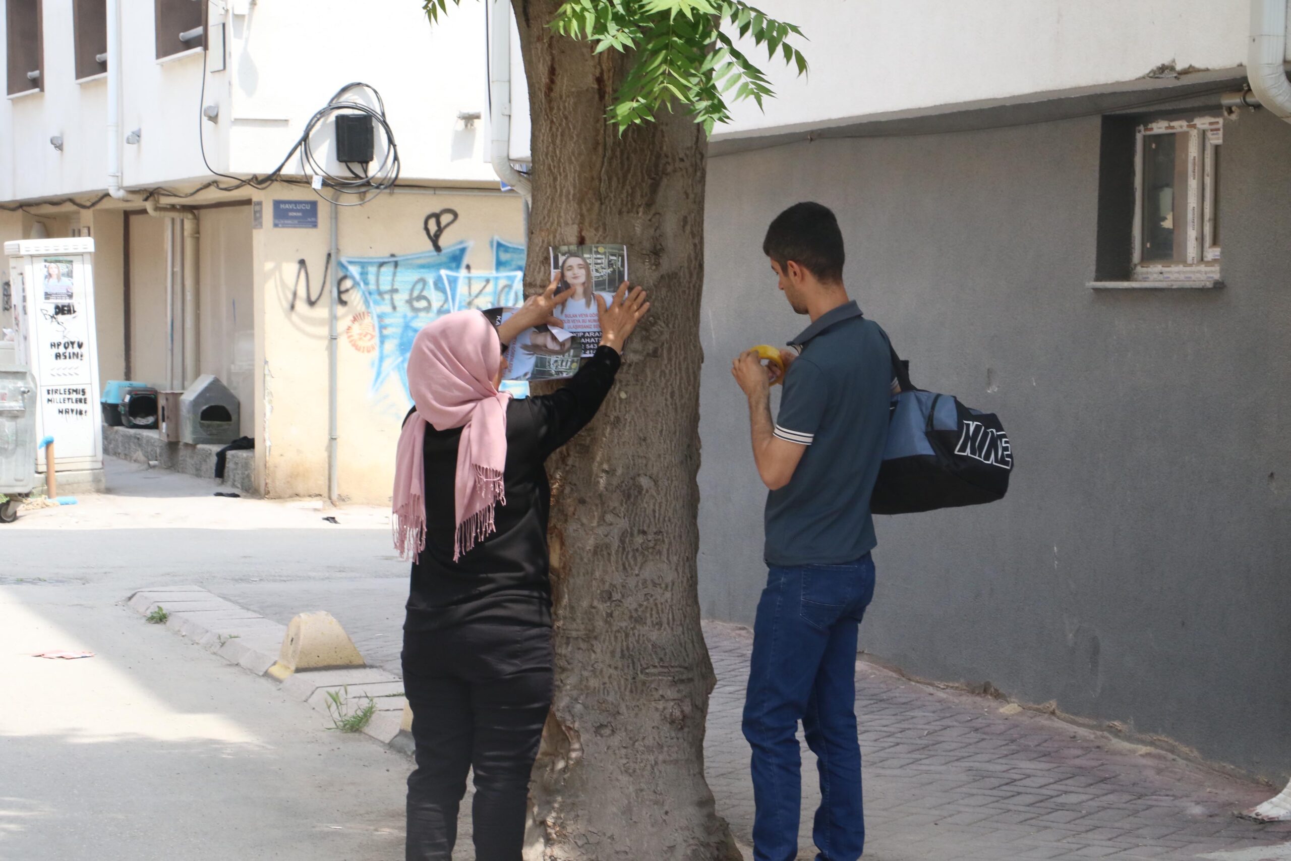 2 aydır haber alamadığı kızını sokak sokak arıyor
