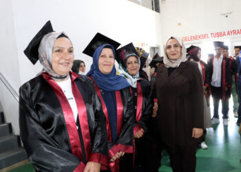 56 yaşında lise diploması alıp kep attı; hedefi üniversite