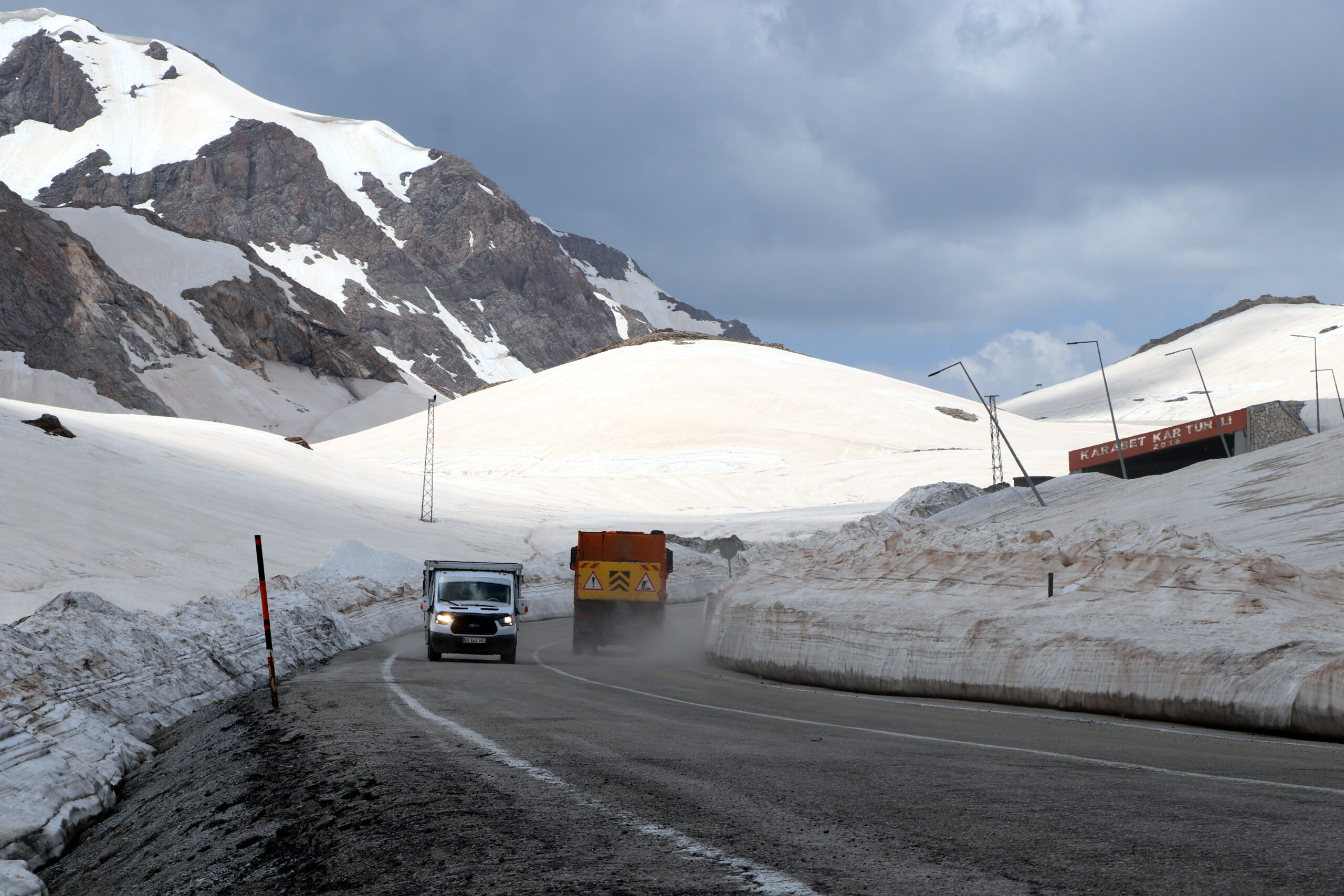 Bahçesaray yolu 5,5 ay sonra araç trafiğine açıldı; sürücülerden tünel talebi