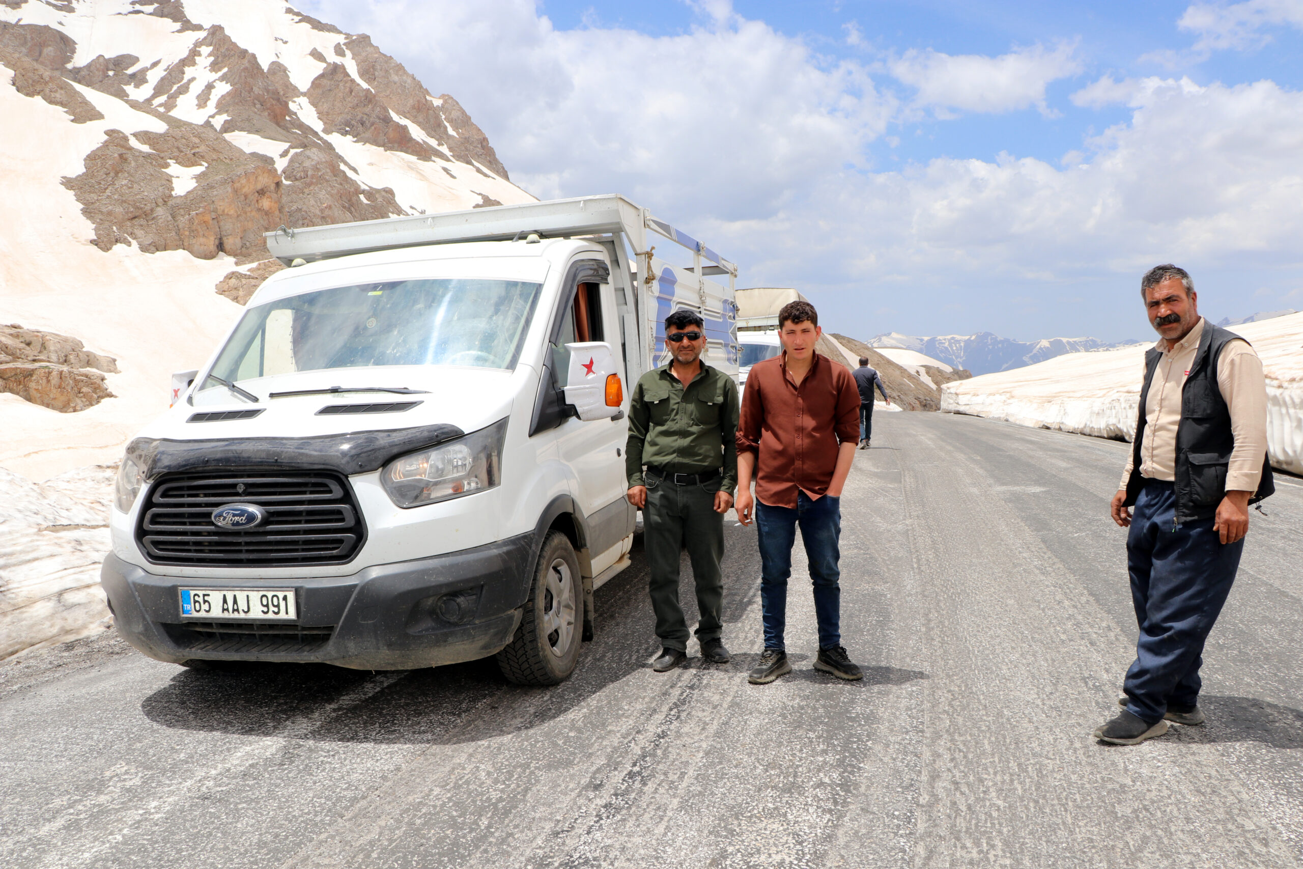 Bahçesaray yolu 5,5 ay sonra araç trafiğine açıldı; sürücülerden tünel talebi
