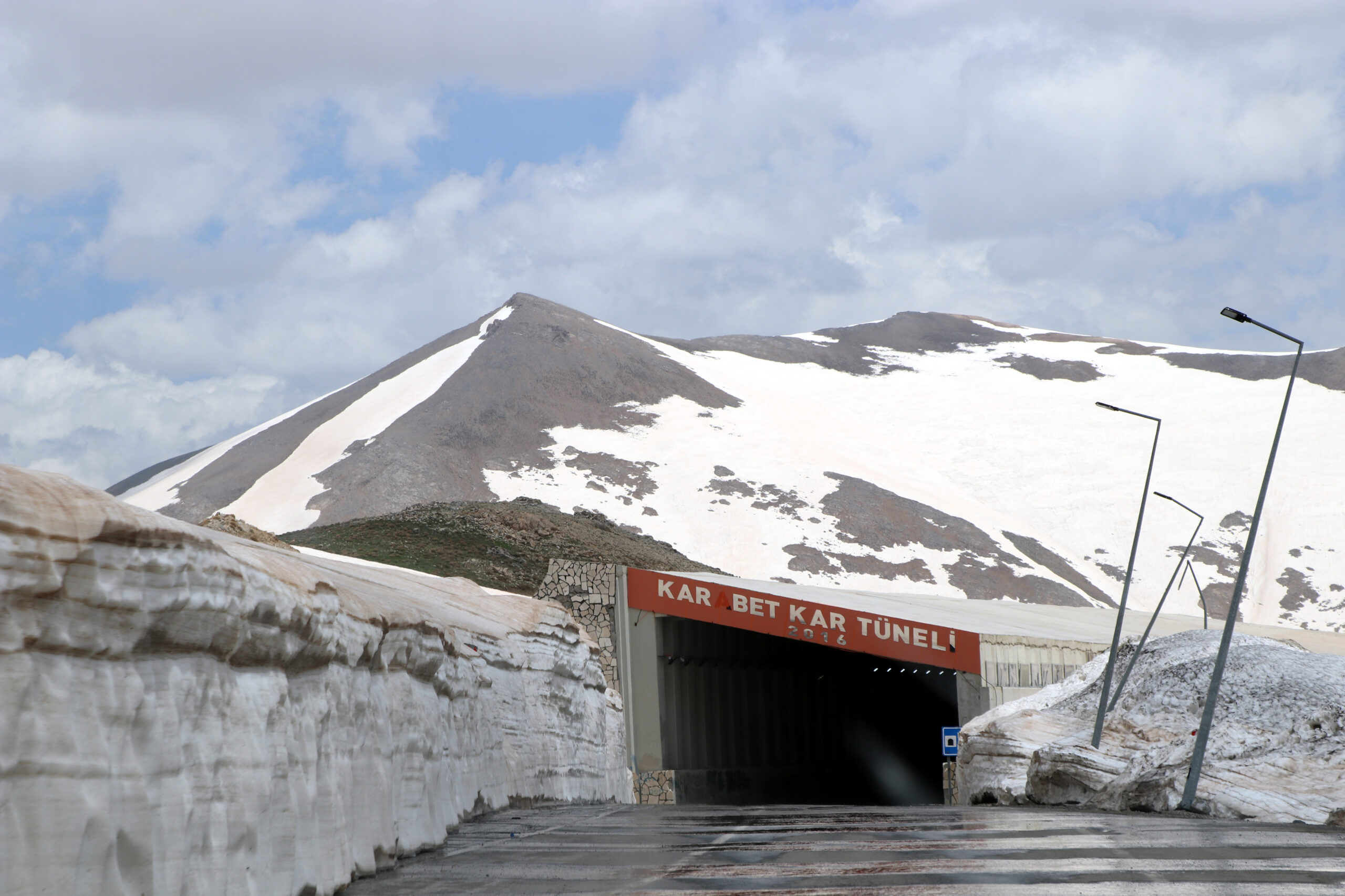 Bahçesaray yolu 5,5 ay sonra araç trafiğine açıldı; sürücülerden tünel talebi
