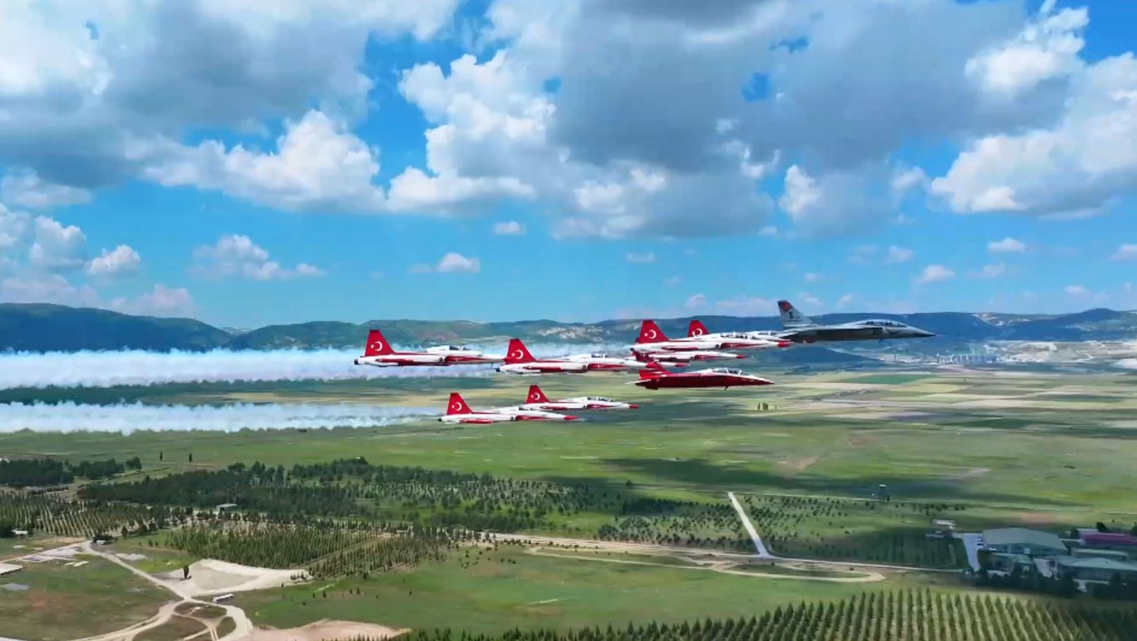 HÜRJET'lerden Türk Yıldızları ile 10'lu kol uçuşu