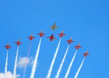 HÜRJET'lerden Türk Yıldızları ile 10'lu kol uçuşu