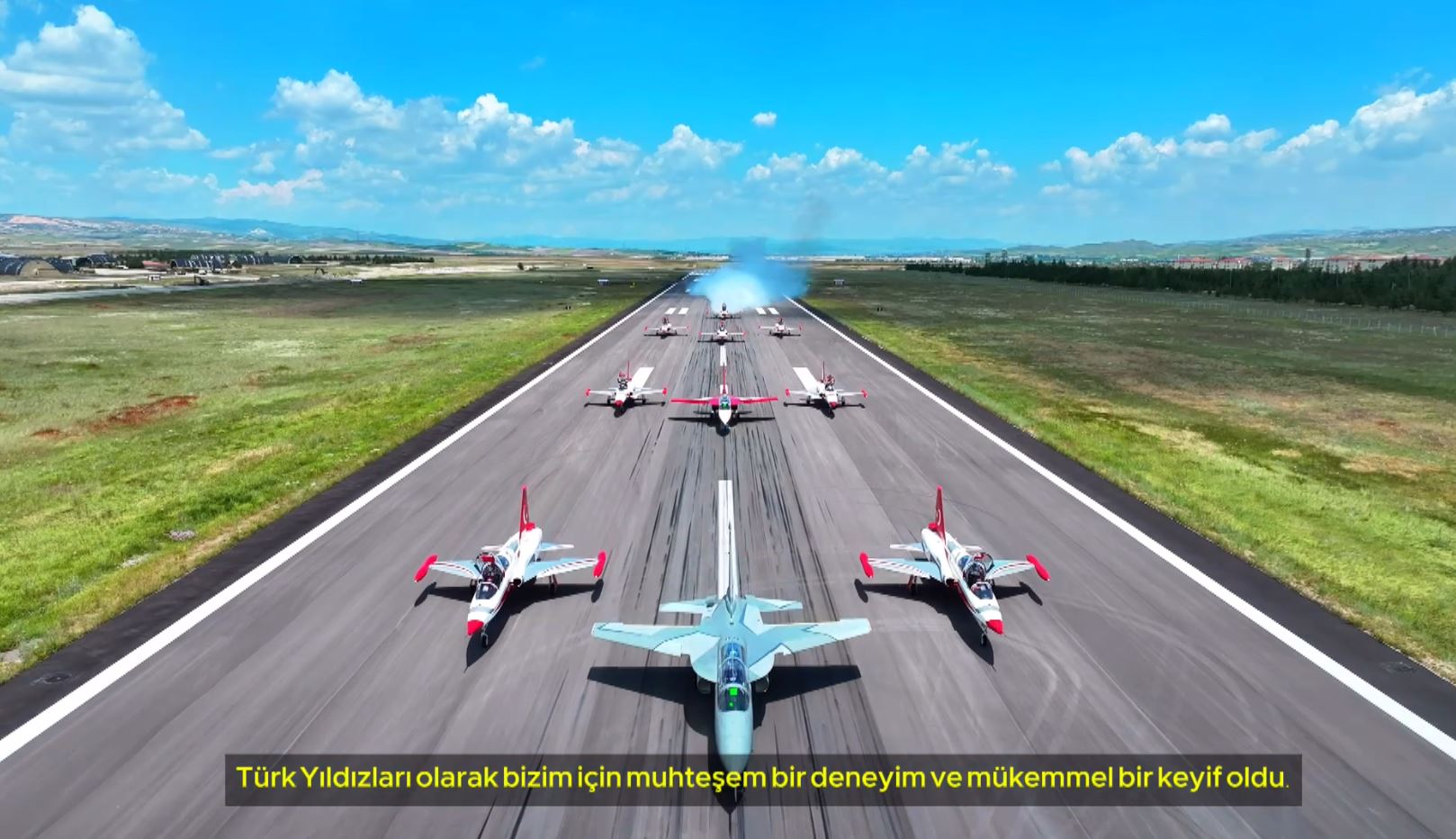 HÜRJET'lerden Türk Yıldızları ile 10'lu kol uçuşu