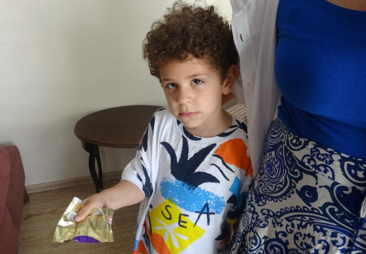 Kekin içindeki nem tutucu maddeyi çikolata sosu zannedip yiyince zehirlendi
