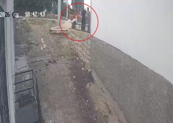 Engelli kızı için rampa isteyen kadına komşunun kürekli saldırısı kamerada; şüpheli tutuklandı