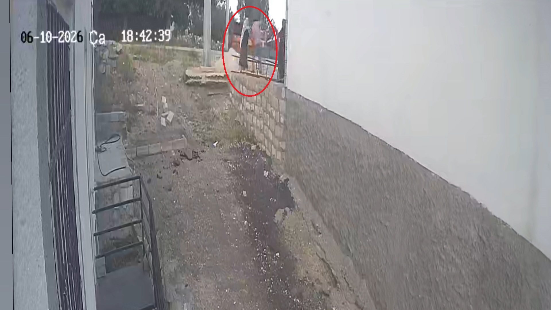 Engelli kızı için rampa isteyen kadına komşunun kürekli saldırısı kamerada; şüpheli tutuklandı